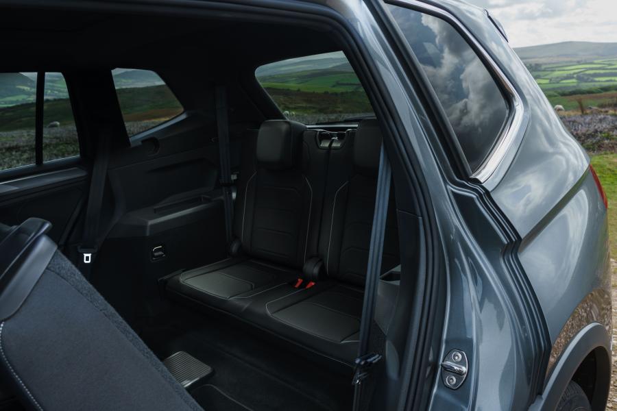 Интерьер Volkswagen Tiguan Allspace R-Line 2018 года  (UK) (фото 5 из 40)